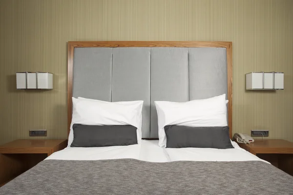 ホテルの部屋にベッド — ストック写真