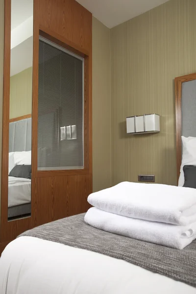 Bed in een hotelkamer — Stockfoto