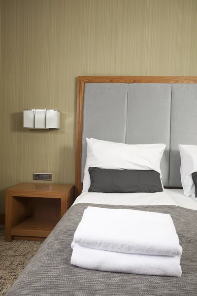 Bed in a hotel room — Stock Photo, Image