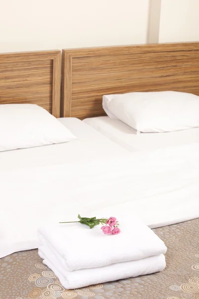 Bed in een hotelkamer — Stockfoto