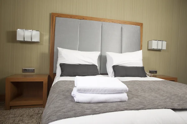 Bed in a hotel room — Stock Photo, Image