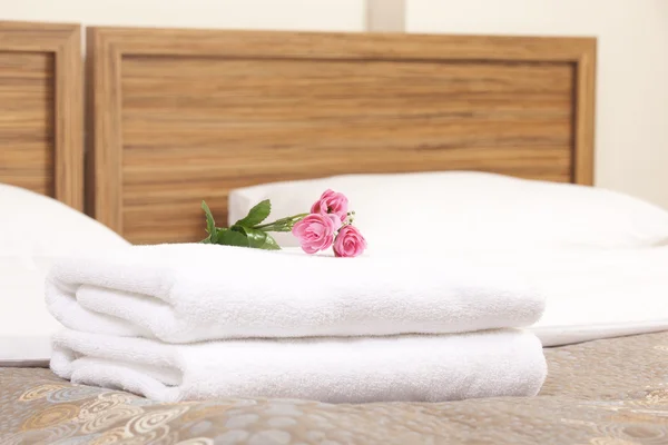 Bed in a hotel room — Stock Photo, Image