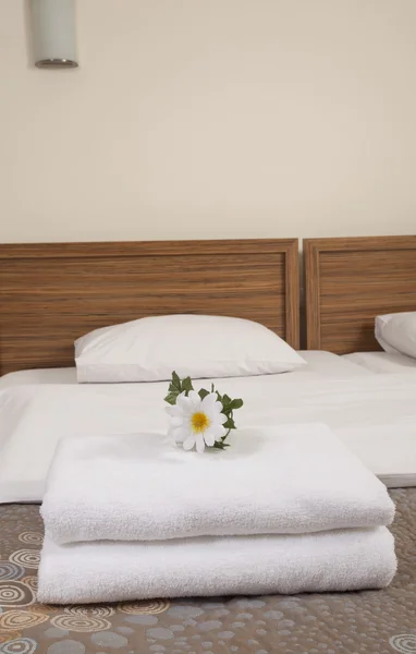 Кровать в номере отеля — стоковое фото