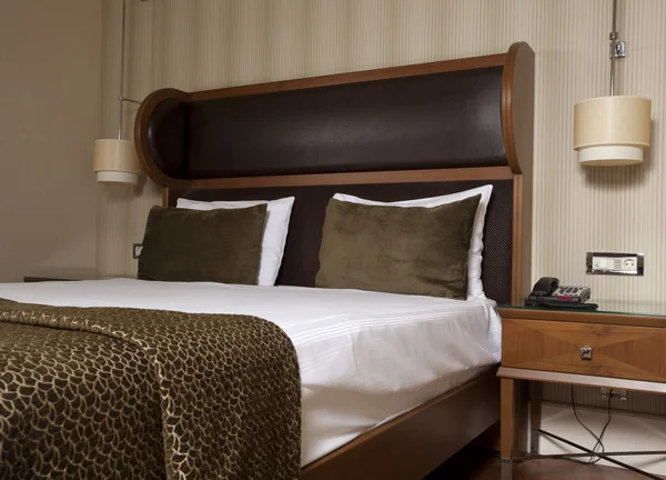 Bed in a hotel room — Stock Photo, Image