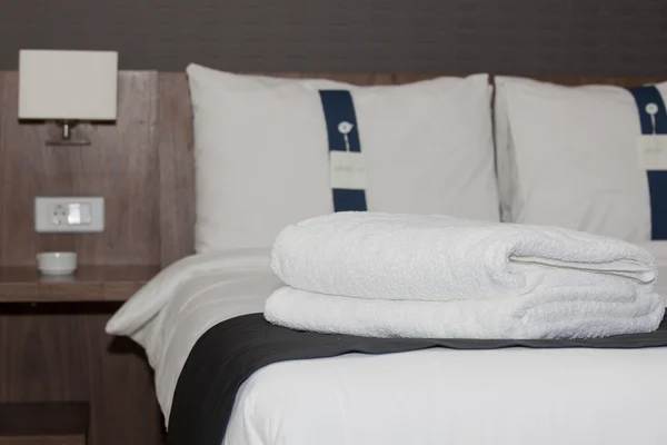 Cama em um quarto de hotel — Fotografia de Stock