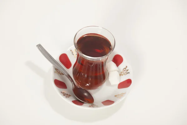 Glas Turkse thee geïsoleerd op wit — Stockfoto