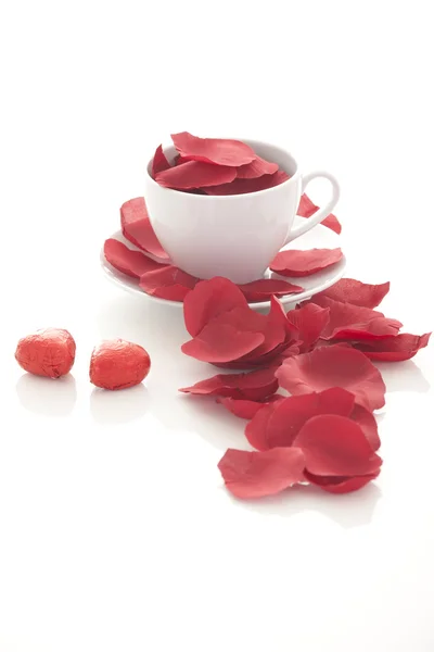 Kaffeetasse und Rosenblätter — Stockfoto