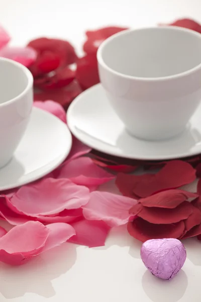 Filiżanka kawy i płatki róży — Zdjęcie stockowe