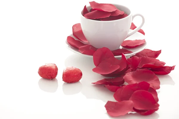 Tazza di caffè e petali di rosa — Foto Stock