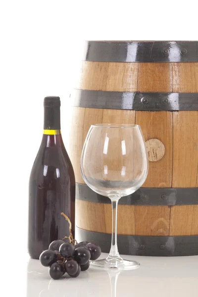 Rode wijn met druiven en vat — Stockfoto