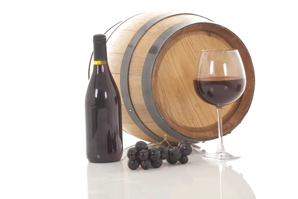 赤ワイン ブドウとバレル — ストック写真