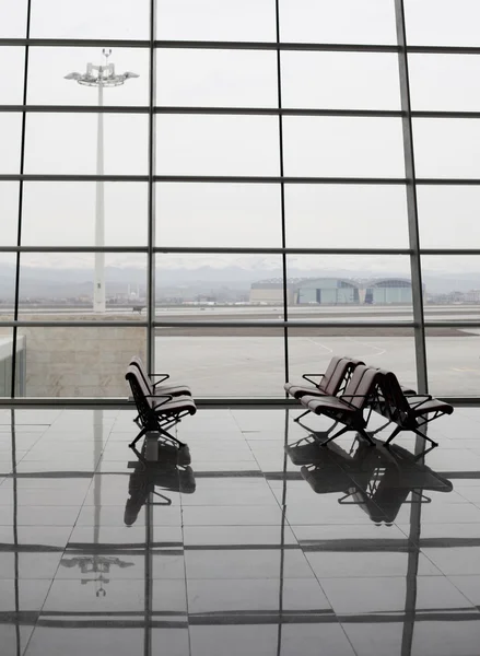 Wachtkamer met zitplaatsen in luchthaven — Stockfoto