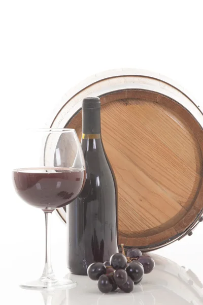 Rode wijn met druiven en vat — Stockfoto