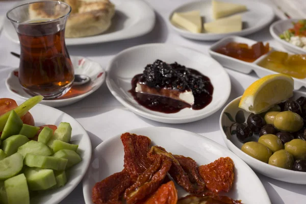Närbild till klassisk turkisk stil frukost mat tallrikar — Stockfoto
