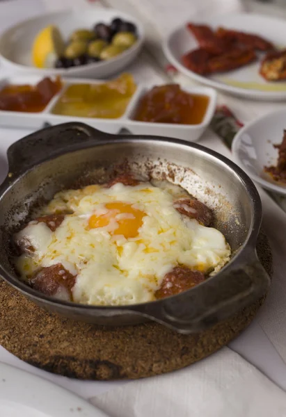 Närbild till klassisk turkisk stil frukost mat tallrikar — Stockfoto