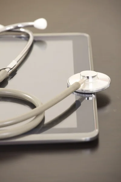 Local de trabalho médico com tablet digital e estetoscópio — Fotografia de Stock