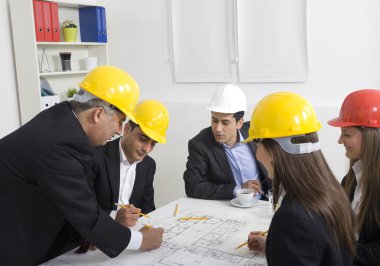 office inşaat projesi üzerinde çalışan mimarlar