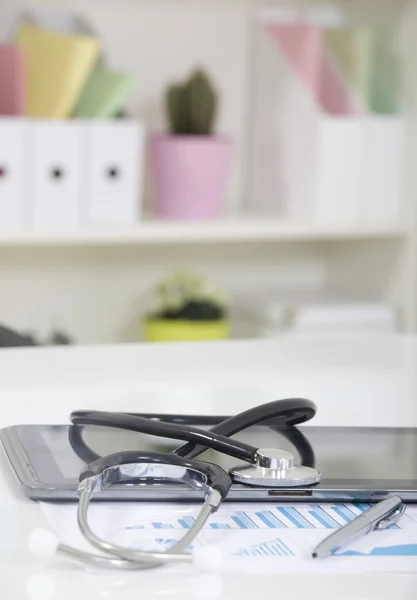 Arzttisch Schreibtisch und schwarzer Stuhl mit Stethoskop und — Stockfoto