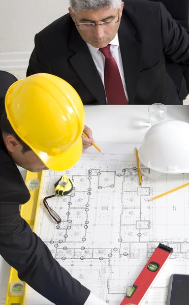 Acima vista de arquitetos sentados à mesa e discutindo des — Fotografia de Stock