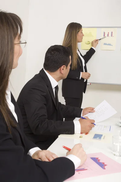 Mulher fazendo uma apresentação de negócios para um grupo — Fotografia de Stock