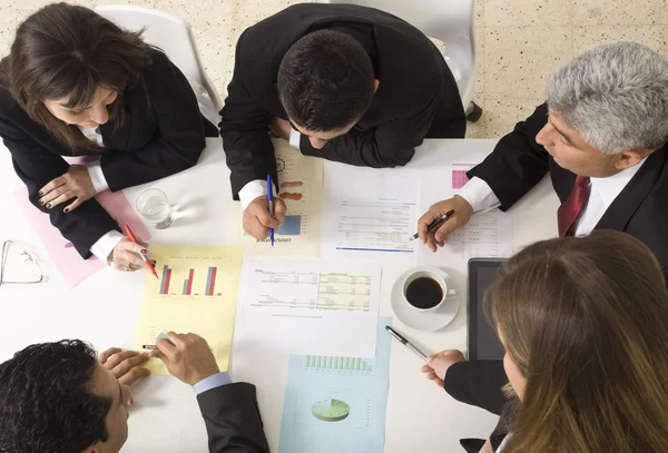 Zakenmensen werken samen bij de vergadering, document bespreken — Stockfoto