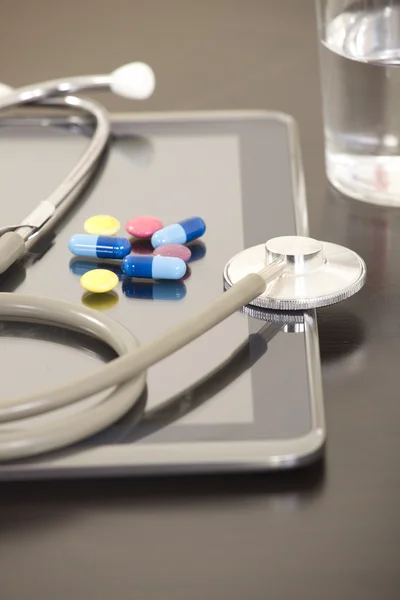 Médecin lieu de travail avec tablette numérique et stéthoscope — Photo