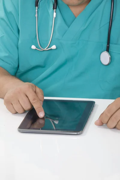 Médecin travaillant sur une tablette numérique — Photo