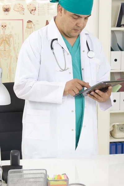 Doktor pracuje na digitálním tabletu — Stock fotografie