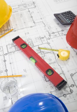 Masada çizimler olan araçlar ve kağıtlar