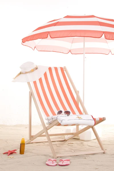 Cadeiras de praia com toalhas coloridas e brinquedos — Fotografia de Stock