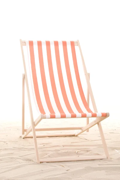 Strandkorb im Sand — Stockfoto