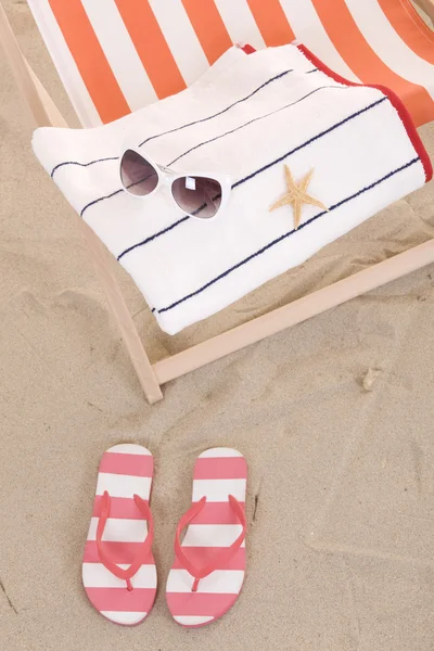Sillas de playa con toallas de colores y juguetes — Foto de Stock