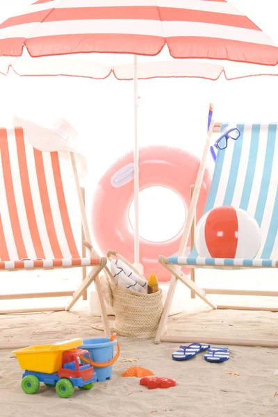 Silla de playa con juguetes de arena de colores — Foto de Stock