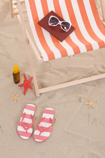 Пляжные стулья с красочными полотенцами и игрушками — стоковое фото