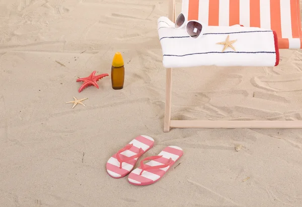Plaj sandalyeleri renkli havlu ve oyuncaklar ile — Stok fotoğraf