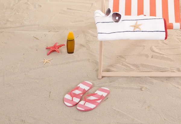 Sillas de playa con toallas de colores y juguetes — Foto de Stock