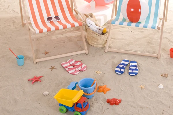 Cadeira de praia com brinquedos coloridos de areia — Fotografia de Stock