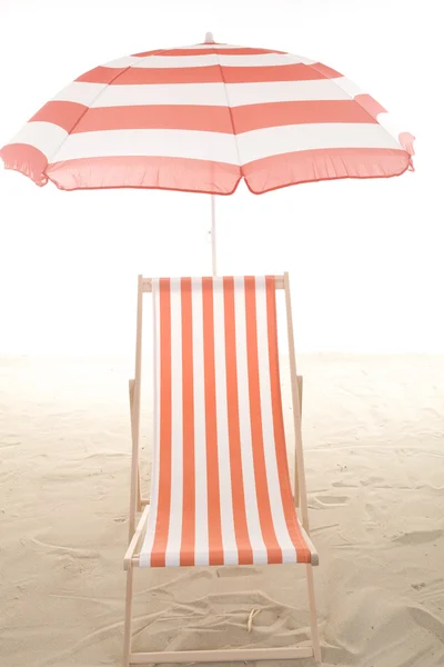 Krzesło plażowe w piasku — Zdjęcie stockowe