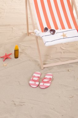 plaj sandalyeleri renkli havlu ve oyuncaklar ile