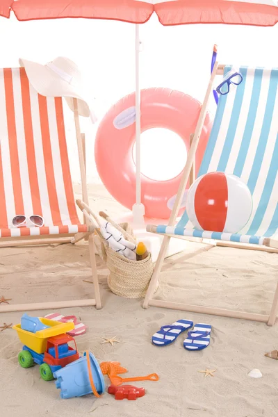 Пляжное кресло с красочными песчаными игрушками — стоковое фото