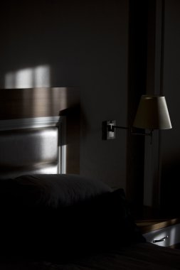 bir lüks otel odasında kral boy yatak