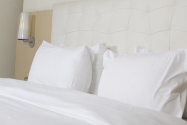 bir lüks otel odasında kral boy yatak