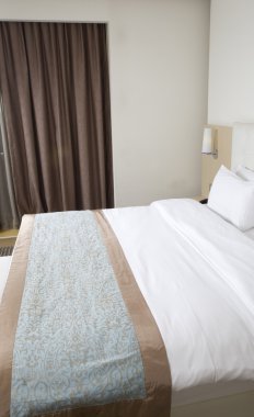 bir lüks otel odasında kral boy yatak