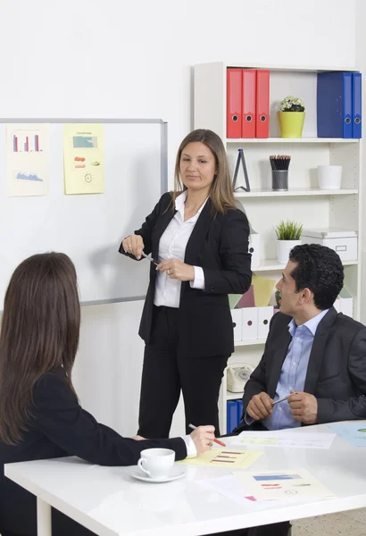 Mujer haciendo una presentación de negocios a un grupo — Foto de Stock