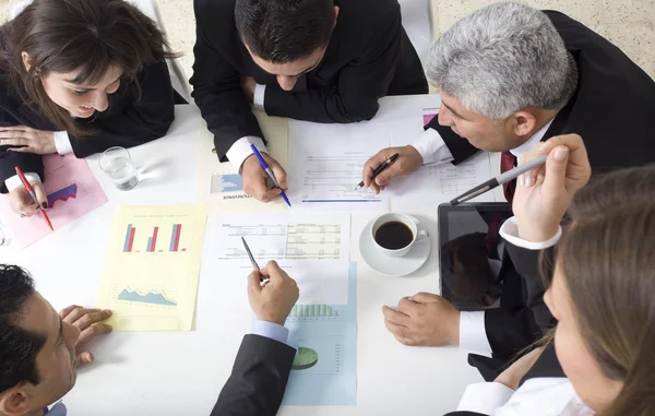 Zakenmensen werken samen bij de vergadering, document bespreken — Stockfoto