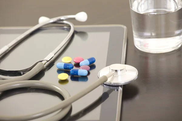 Pracy lekarza z cyfrowego tabletu i stetoskop — Zdjęcie stockowe
