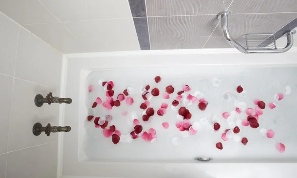 Bath water with rose petals — Stock Photo, Image