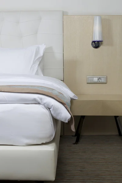 Kingsize bed in een luxe hotelkamer — Stockfoto