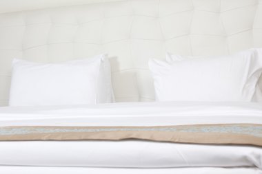 bir lüks otel odasında kral boy yatak