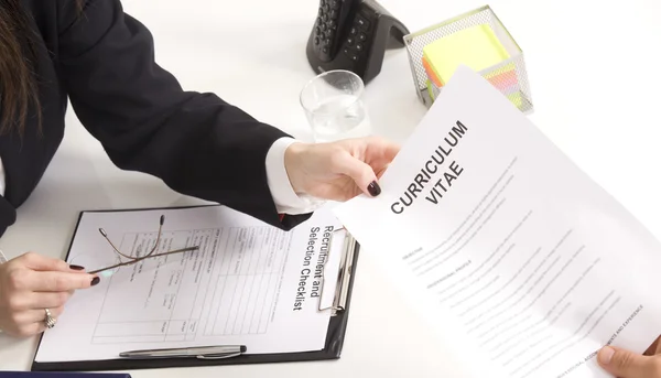 dostum, bir görüşmeci onun resum vazgeçiyor, bir iş görüşmesi